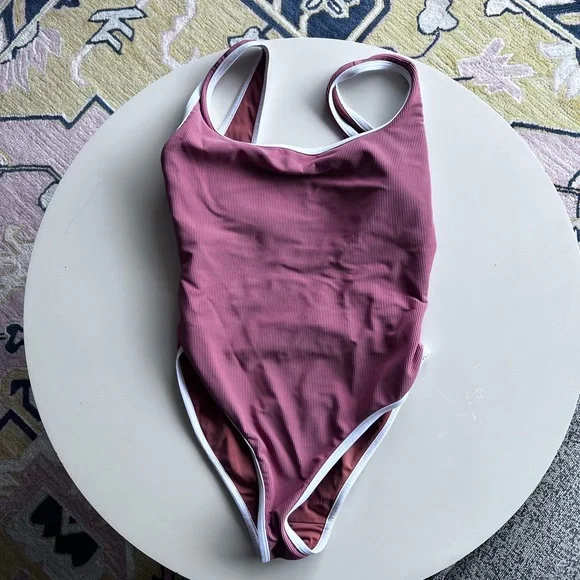 Lainsnow sangria one piece size L - Picture 4 of 5